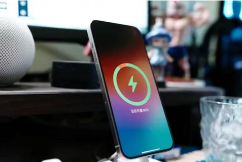 开远苹果15换屏服务分享用什么充电器给iPhone15充电更好 